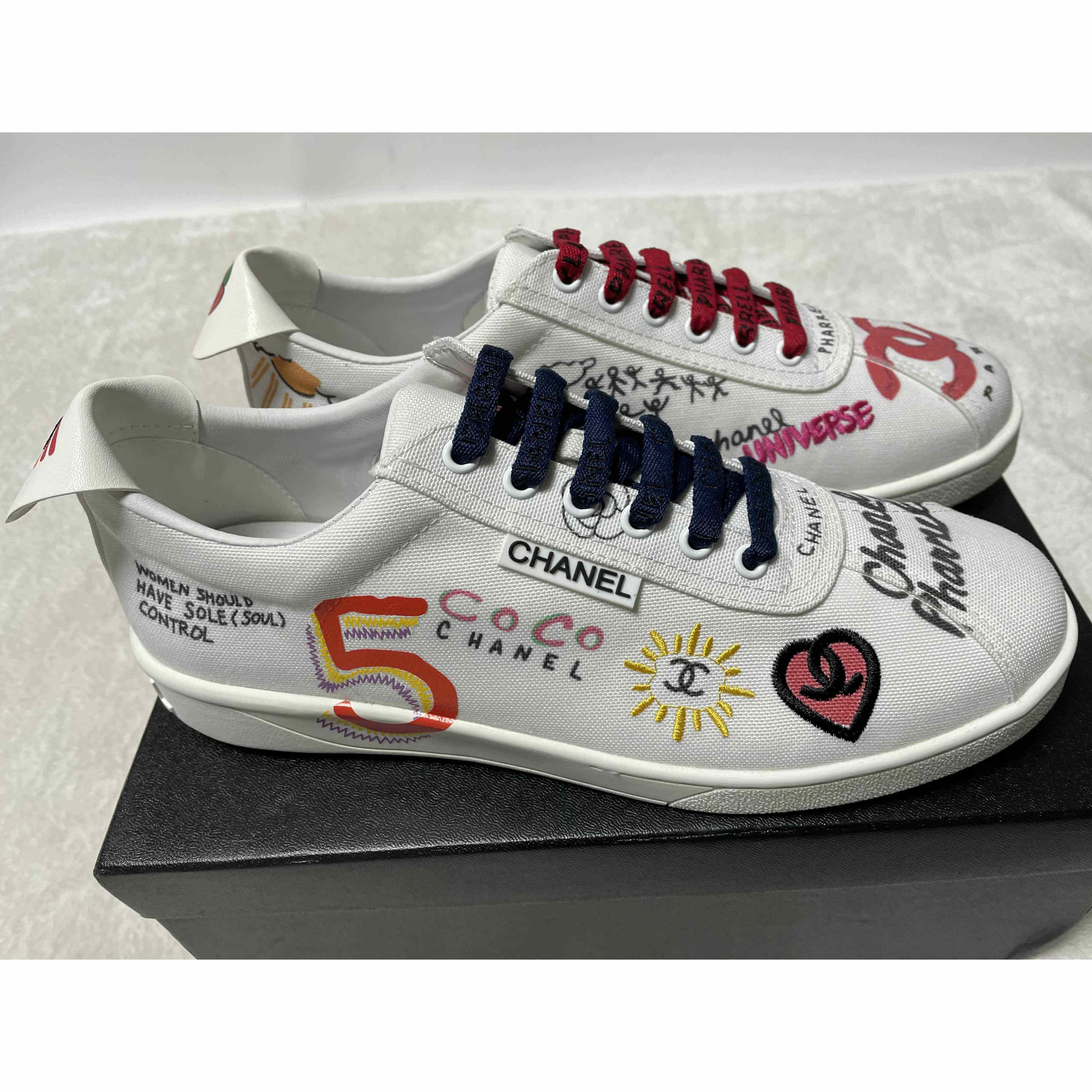 Chanel X Pharrell 19D Weiße Graffiti CC Low-Top-Schnür-Flachsneaker - EUR FASHION