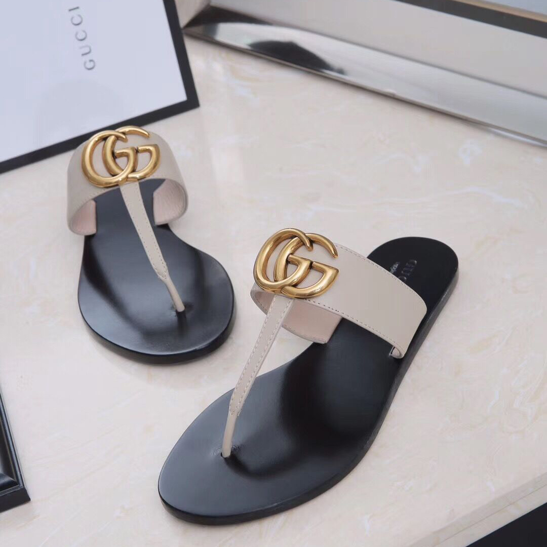 Gucci Leder-Tanga-Sandale mit Doppel-G - EUR FASHION
