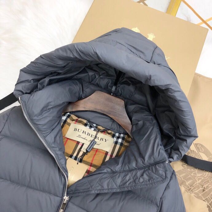 Burberry Daunenjacke mit Gürtel - EUR FASHION