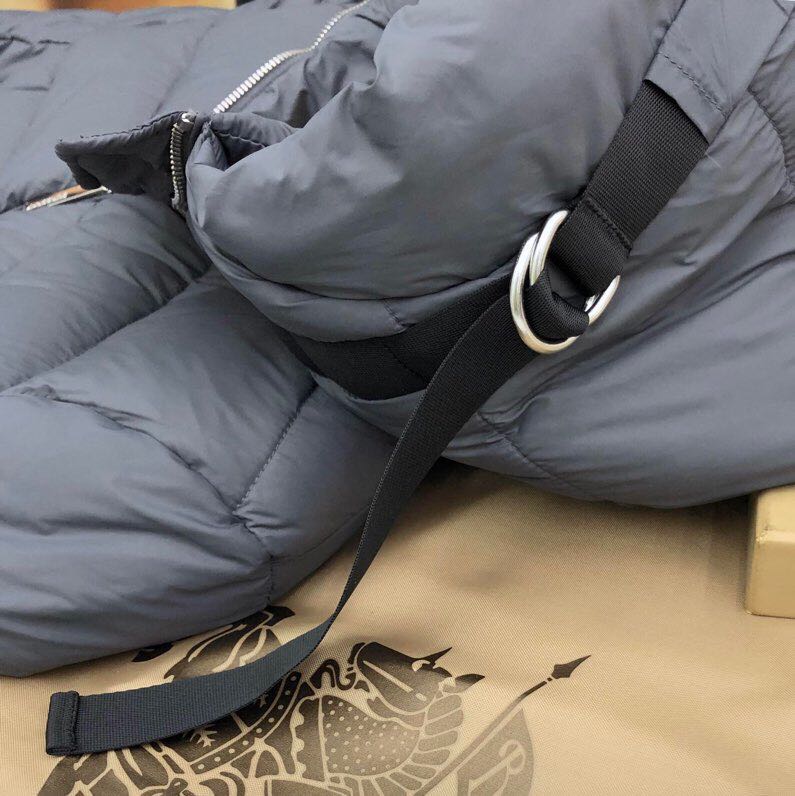 Burberry Daunenjacke mit Gürtel - EUR FASHION
