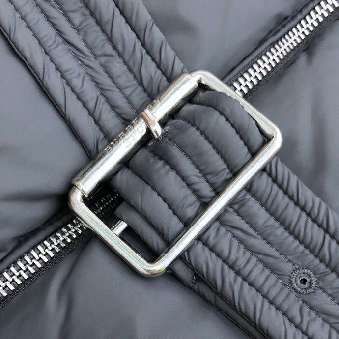 Burberry Daunenjacke mit Gürtel - EUR FASHION