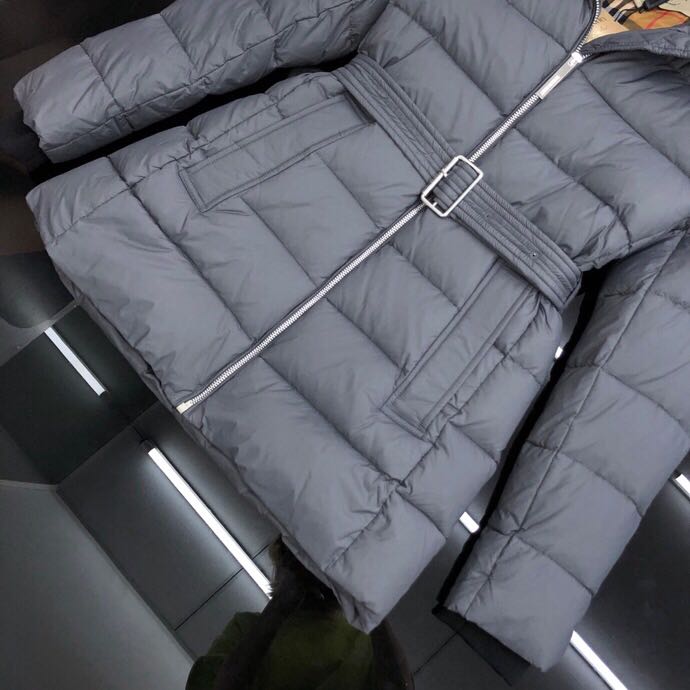 Burberry Daunenjacke mit Gürtel - EUR FASHION