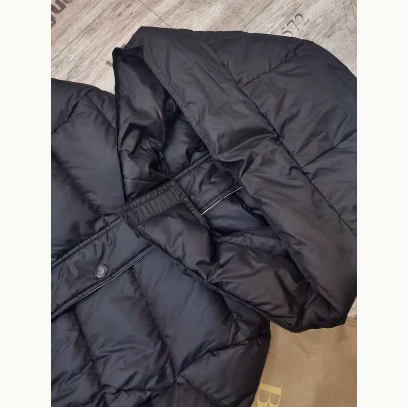 Lange Daunenjacke mit Gürtel von Burberry - EUR FASHION