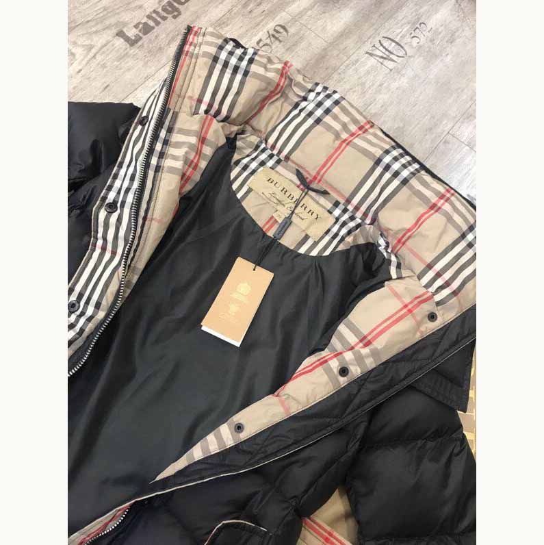 Lange Daunenjacke mit Gürtel von Burberry - EUR FASHION