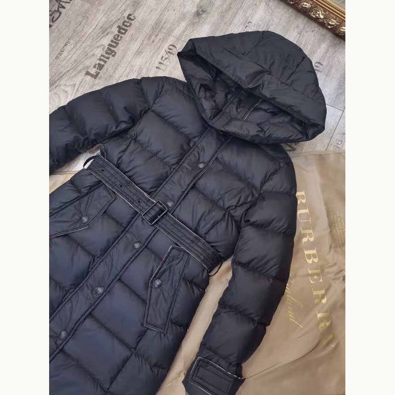Lange Daunenjacke mit Gürtel von Burberry - EUR FASHION