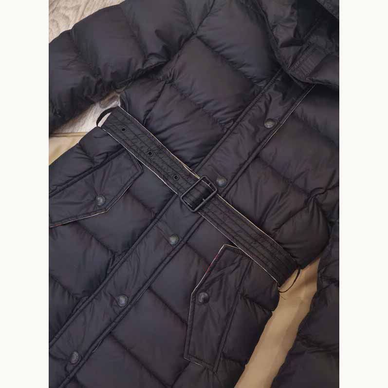 Lange Daunenjacke mit Gürtel von Burberry - EUR FASHION