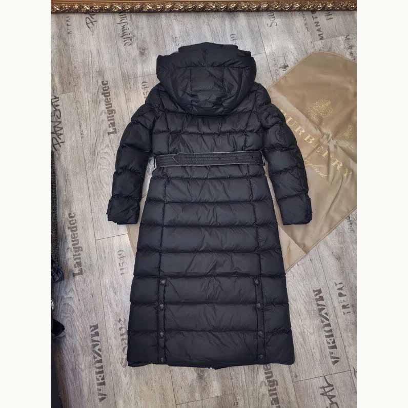 Lange Daunenjacke mit Gürtel von Burberry - EUR FASHION