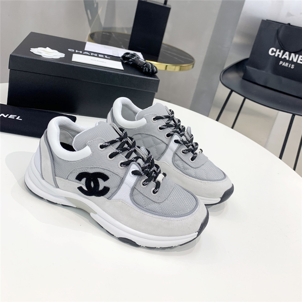 Chanel-Sneaker aus Stoff und Wildleder-Kalbsleder in Grau und Weiß - EUR FASHION