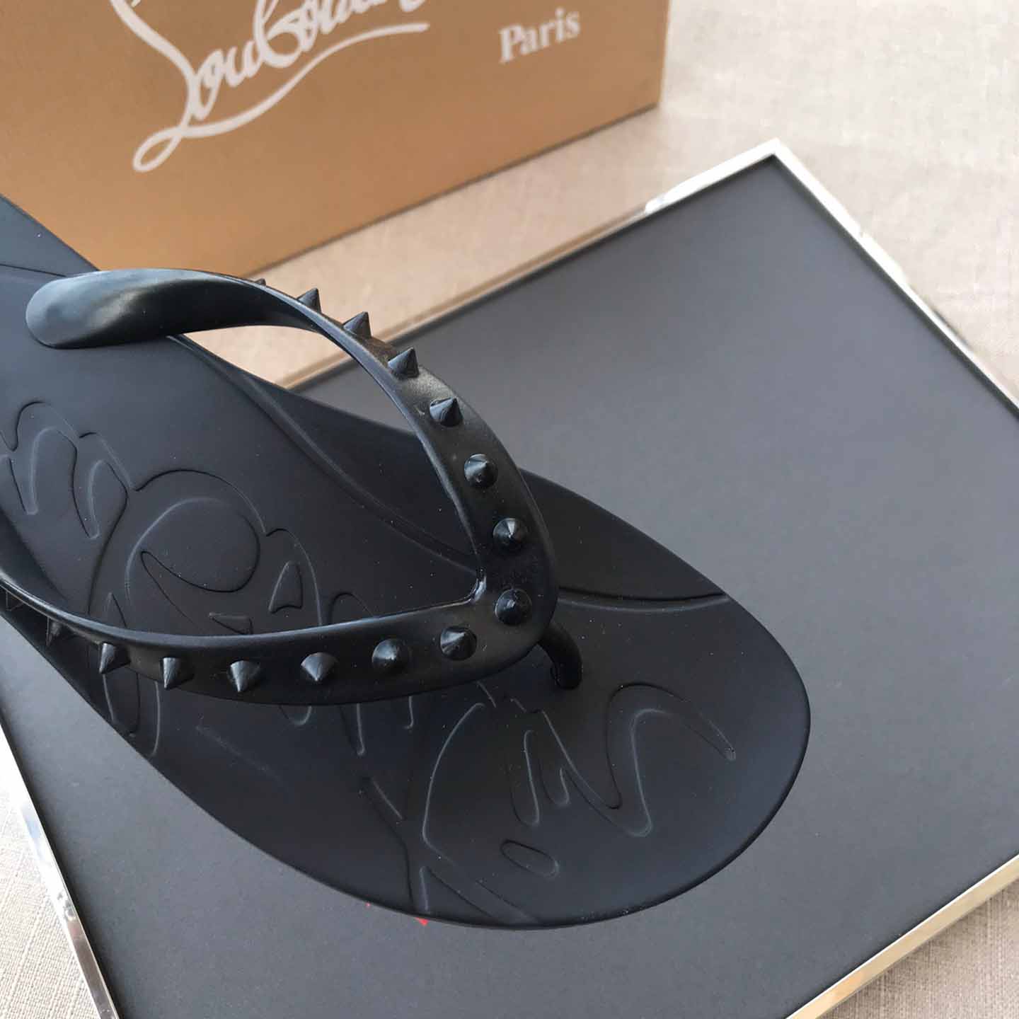 Christian Louboutin CL Loubi Flip Schwarzes PVC - EUR FASHION