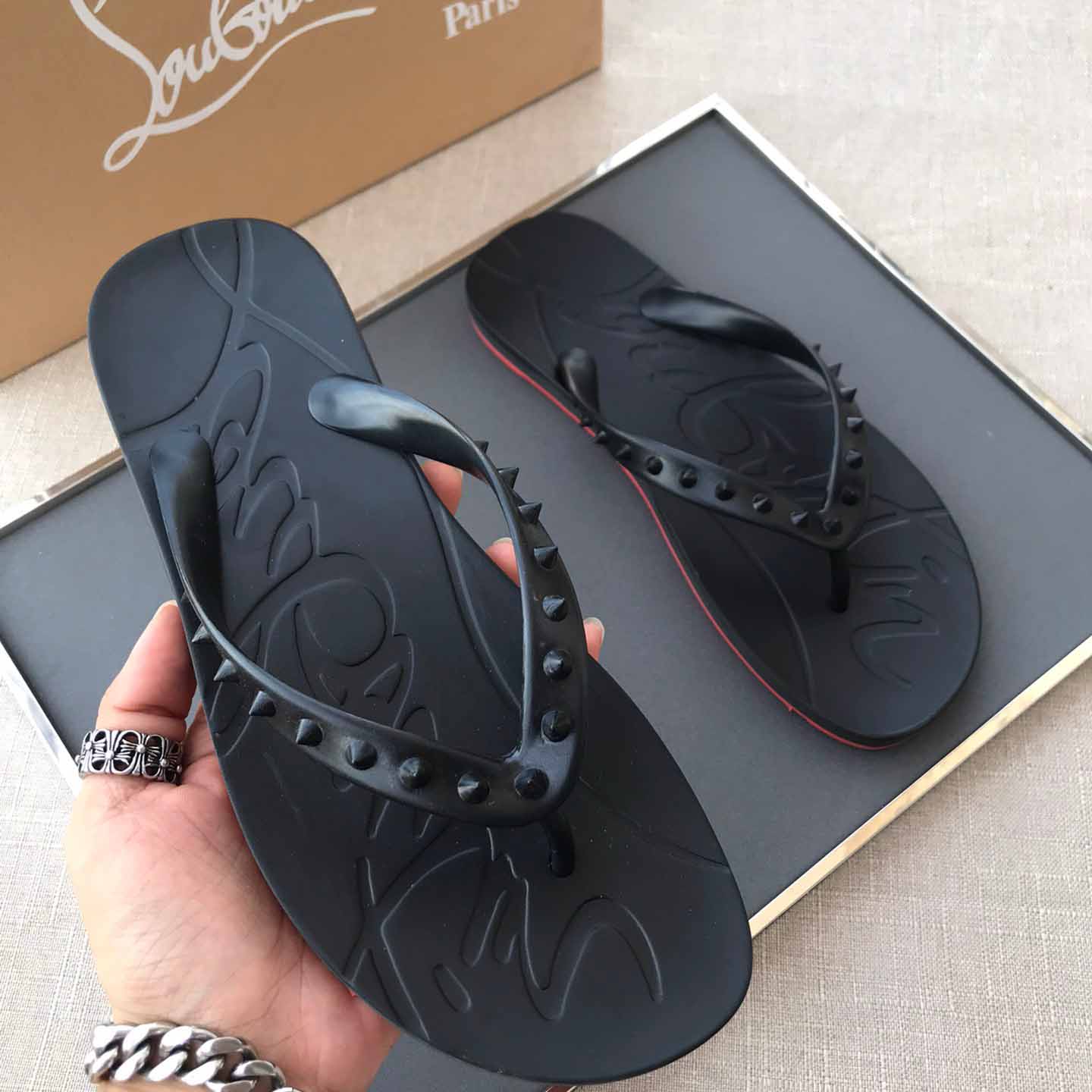 Christian Louboutin CL Loubi Flip Schwarzes PVC - EUR FASHION