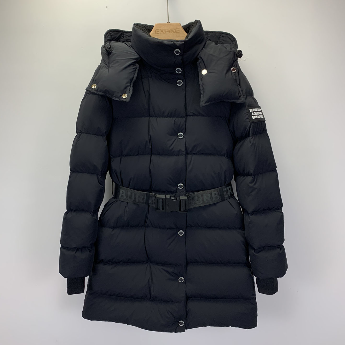 Lange Daunenjacke mit Gürtel von Burberry - EUR FASHION