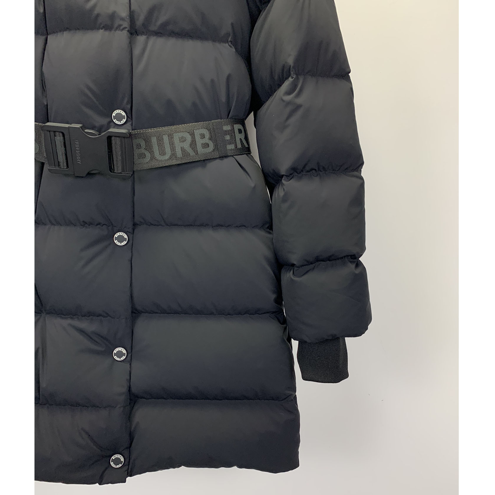 Lange Daunenjacke mit Gürtel von Burberry - EUR FASHION