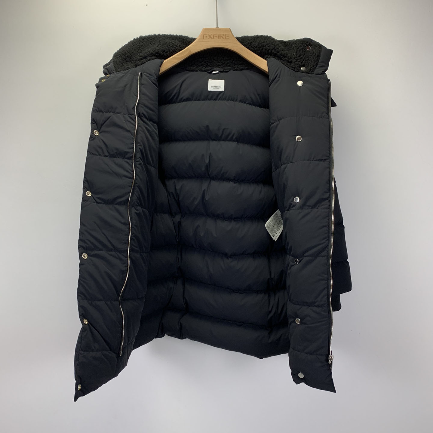 Lange Daunenjacke mit Gürtel von Burberry - EUR FASHION