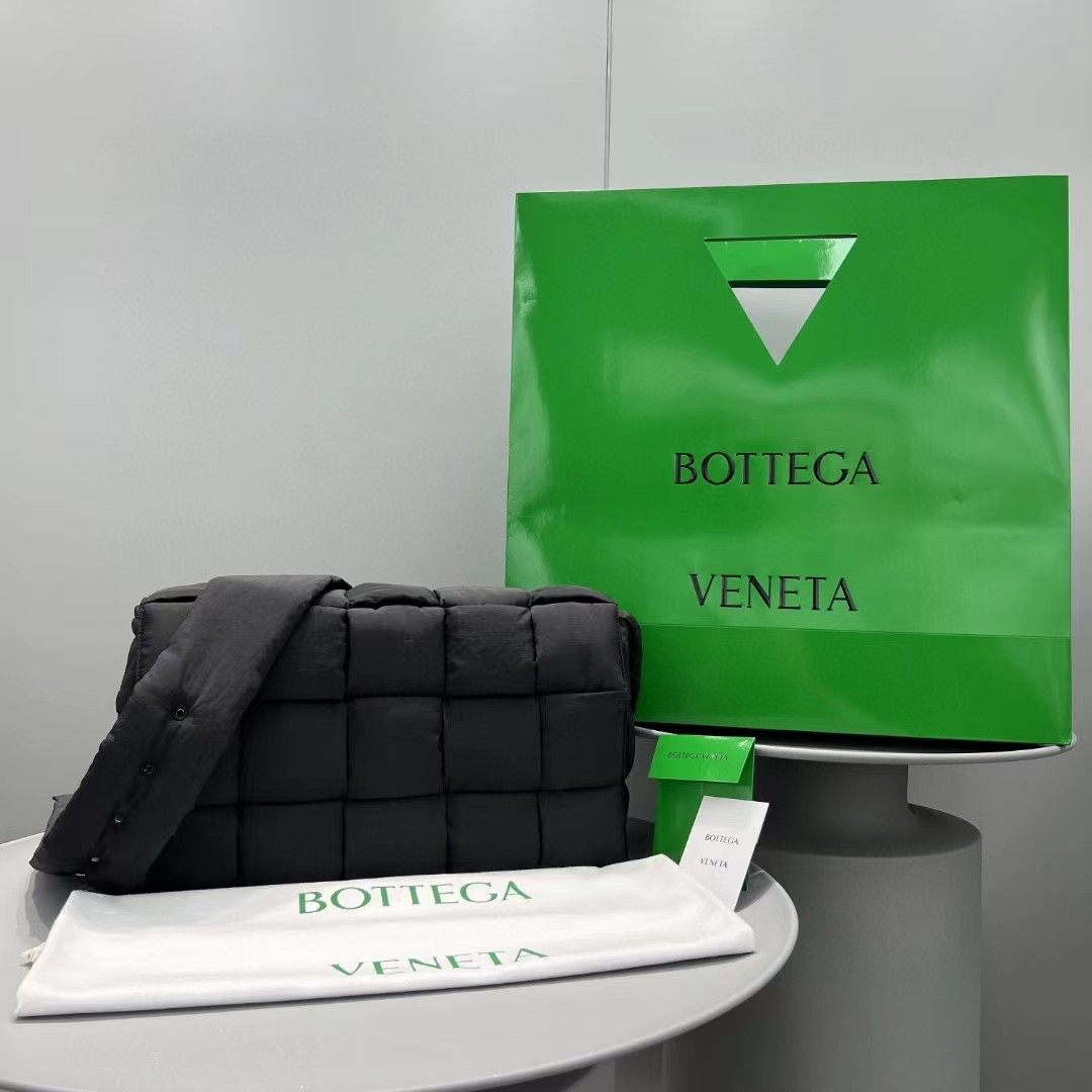 Bottega Veneta gepolsterte Tech-Kassetten-Umhängetasche - EUR FASHION