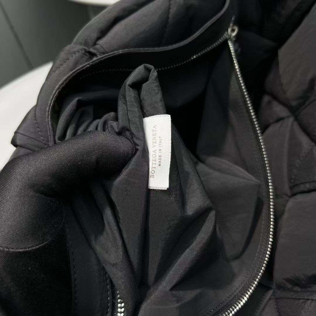 Bottega Veneta gepolsterte Tech-Kassetten-Umhängetasche - EUR FASHION
