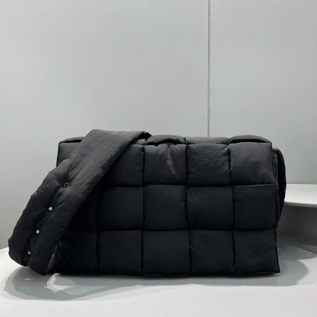 Bottega Veneta gepolsterte Tech-Kassetten-Umhängetasche - EUR FASHION