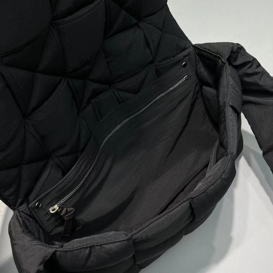 Bottega Veneta gepolsterte Tech-Kassetten-Umhängetasche - EUR FASHION