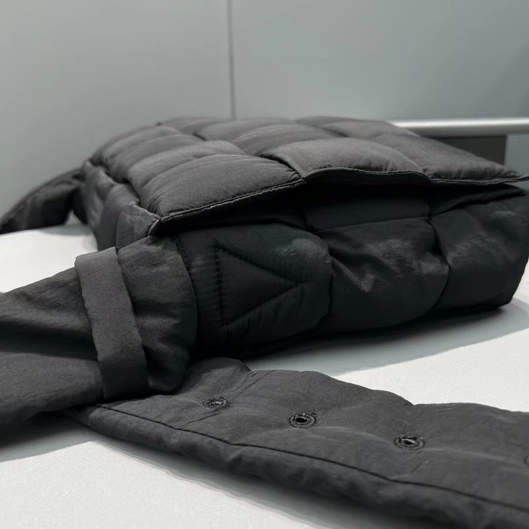 Bottega Veneta gepolsterte Tech-Kassetten-Umhängetasche - EUR FASHION