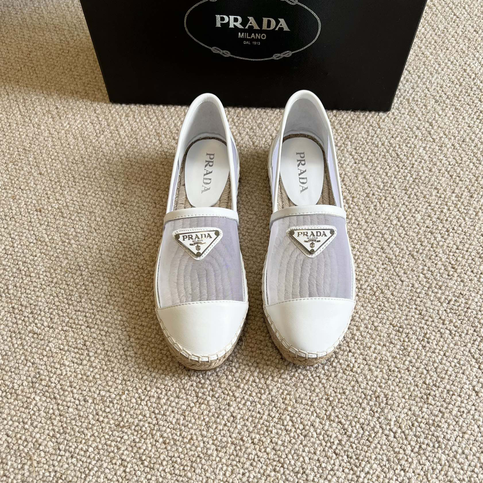 Weiße Loafer von Prada mit Logo für Damen - EUR FASHION