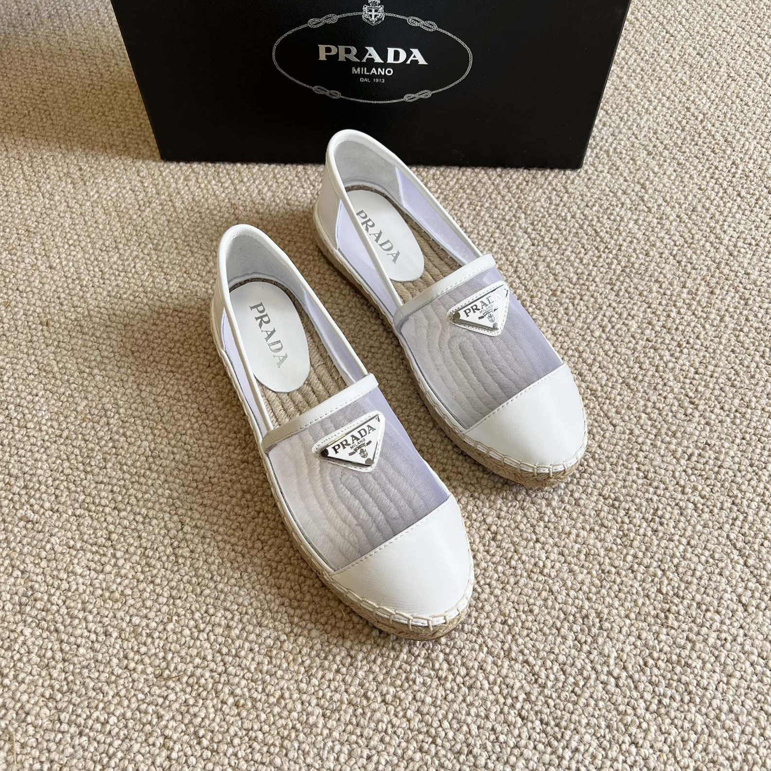 Weiße Loafer von Prada mit Logo für Damen - EUR FASHION