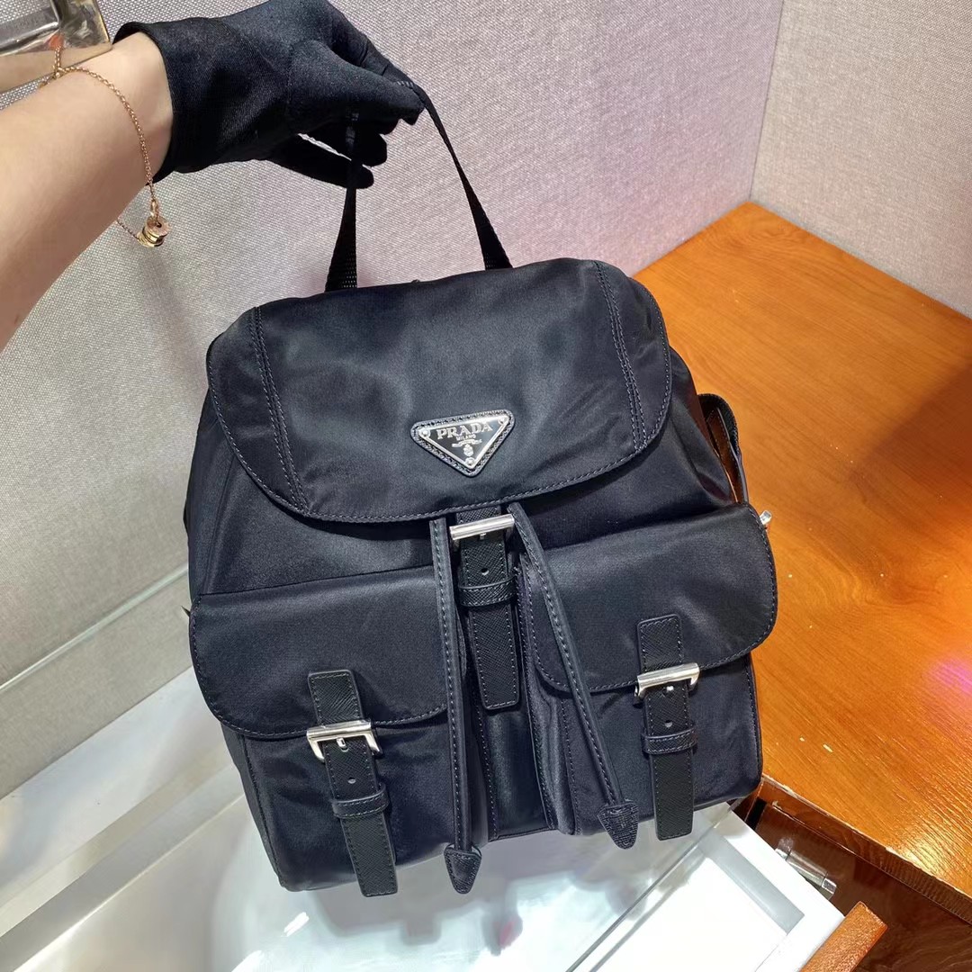 Prada-Rucksack mit Logo-Schild (23,5–28–12 cm) - EUR FASHION