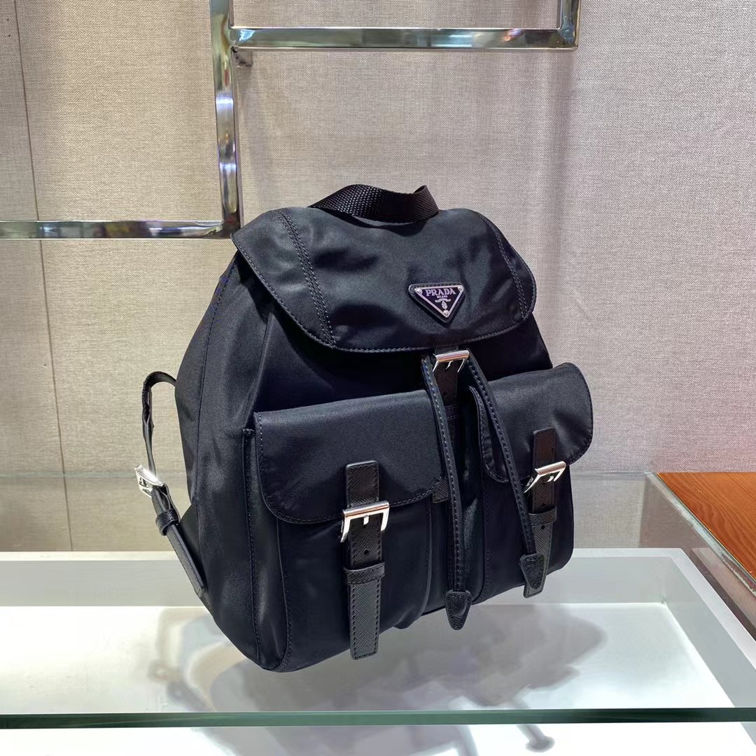 Prada-Rucksack mit Logo-Schild (23,5–28–12 cm) - EUR FASHION
