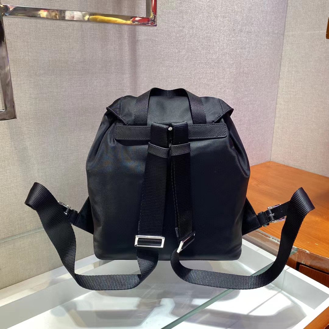 Prada-Rucksack mit Logo-Schild (23,5–28–12 cm) - EUR FASHION