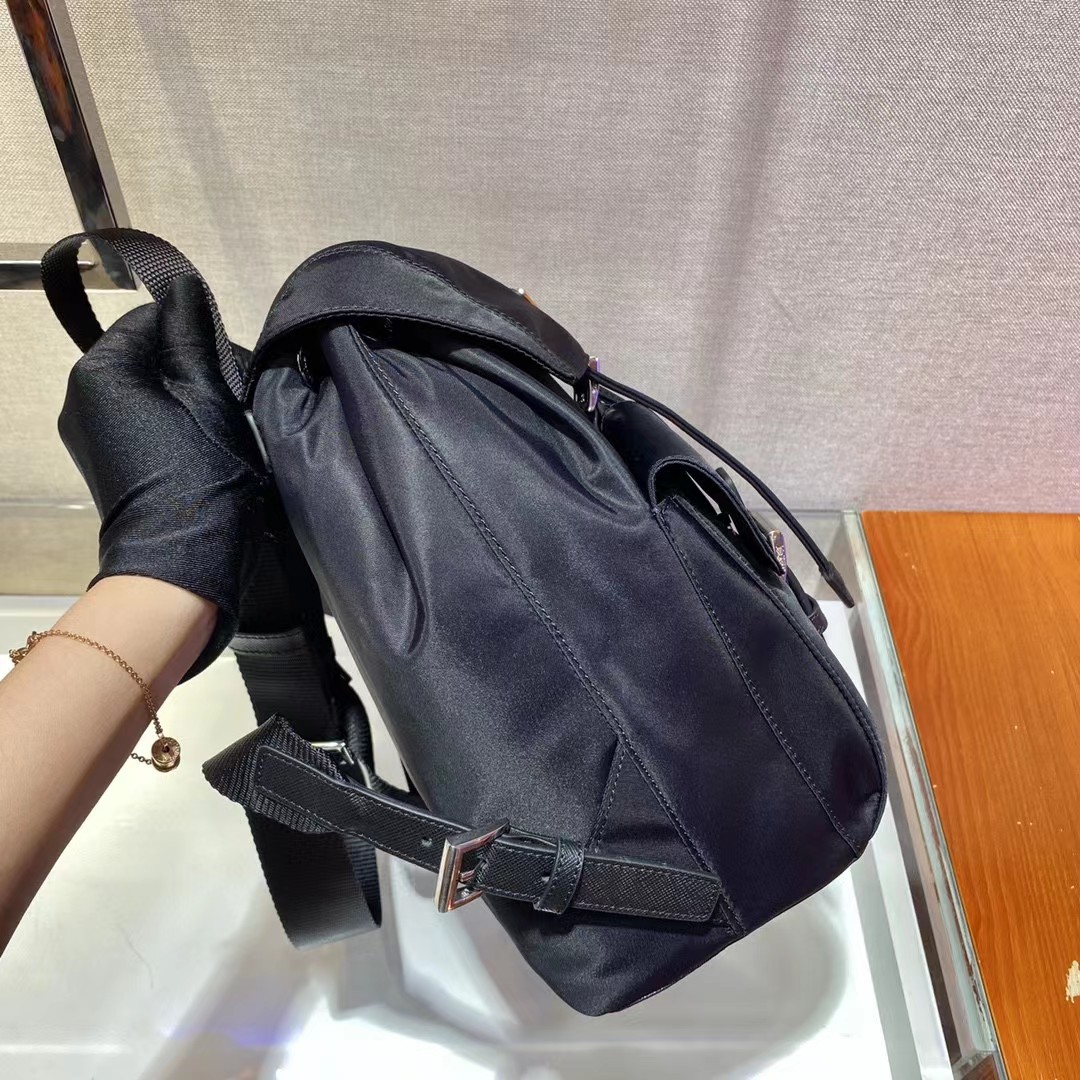 Prada-Rucksack mit Logo-Schild (23,5–28–12 cm) - EUR FASHION