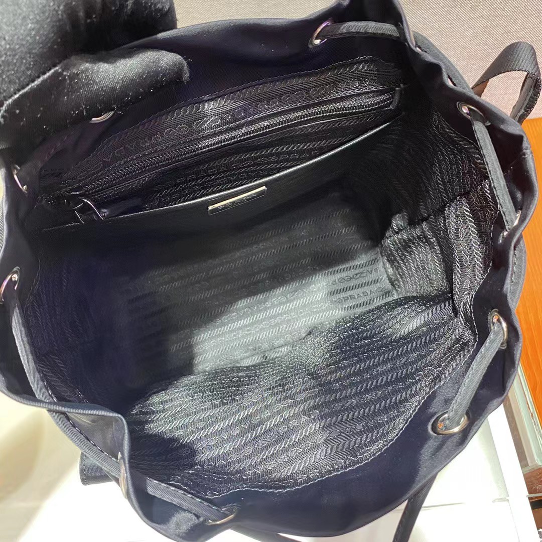 Prada-Rucksack mit Logo-Schild (23,5–28–12 cm) - EUR FASHION