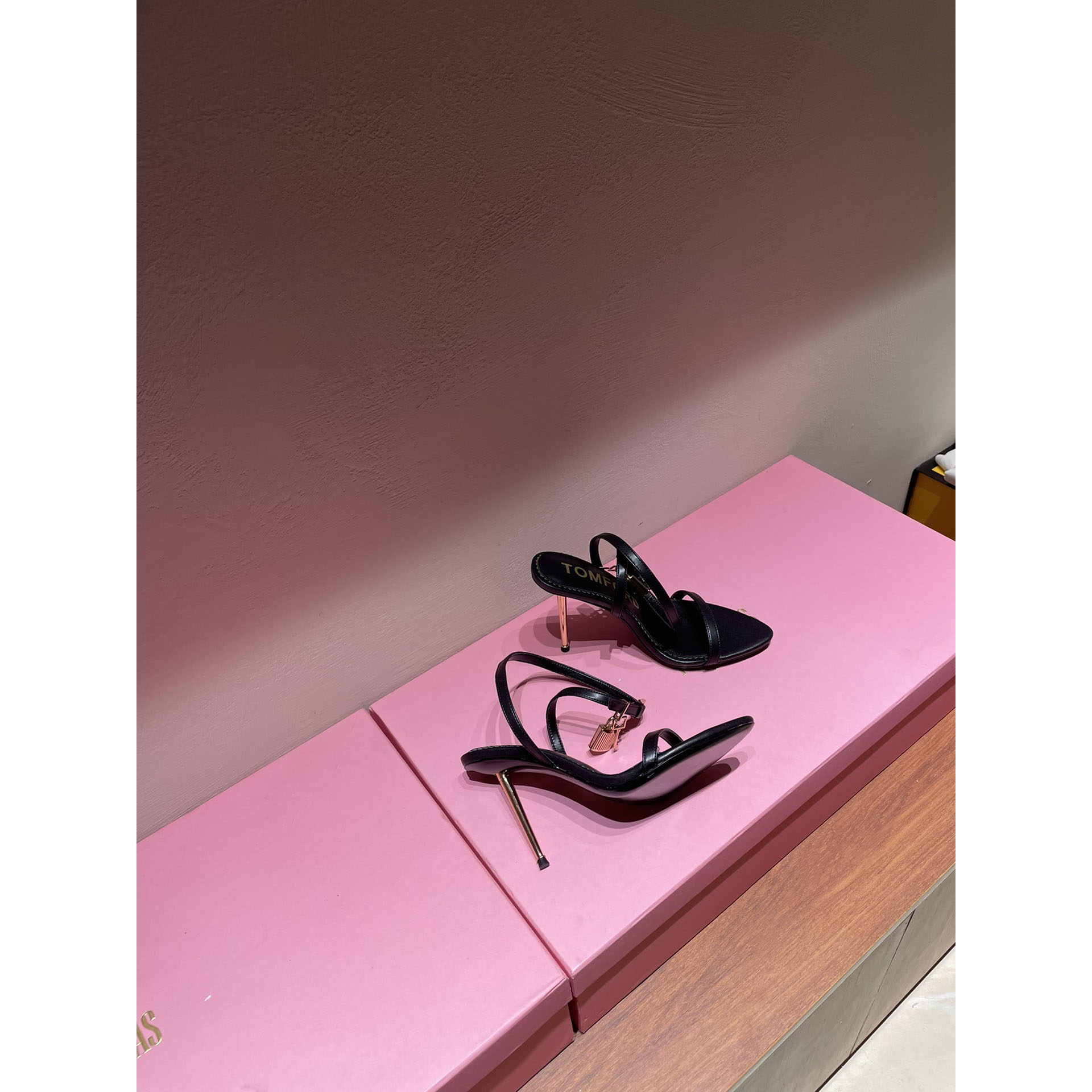Schwarze Vorhängeschloss-Sandalen von Tom Ford - EUR FASHION