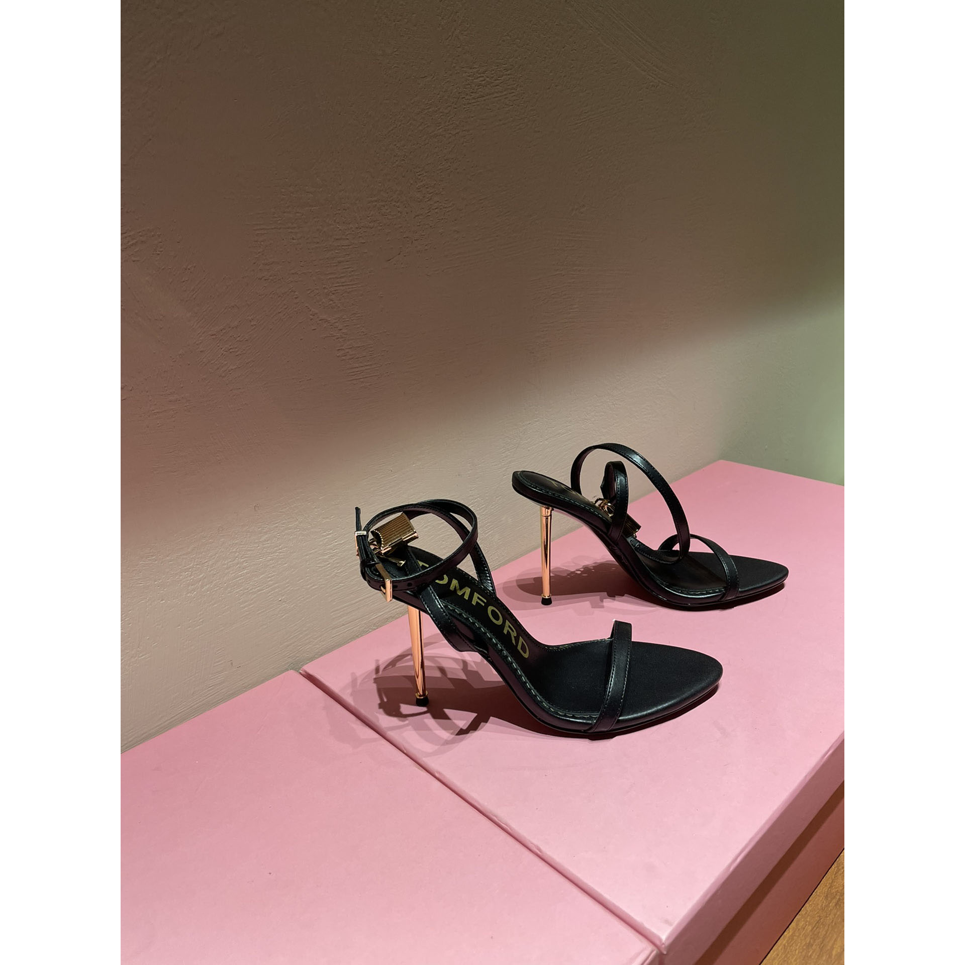 Schwarze Vorhängeschloss-Sandalen von Tom Ford - EUR FASHION
