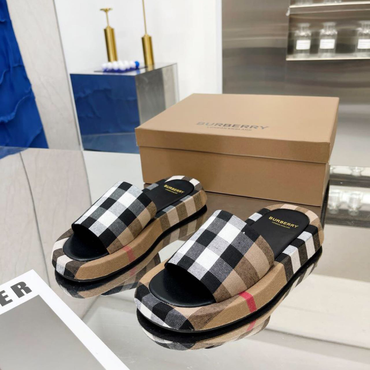 Burberry-Slides mit Karomuster - EUR FASHION