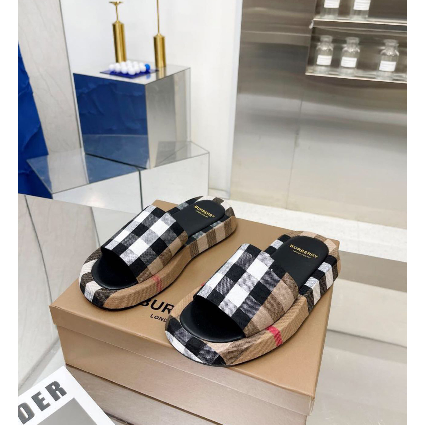Burberry-Slides mit Karomuster - EUR FASHION