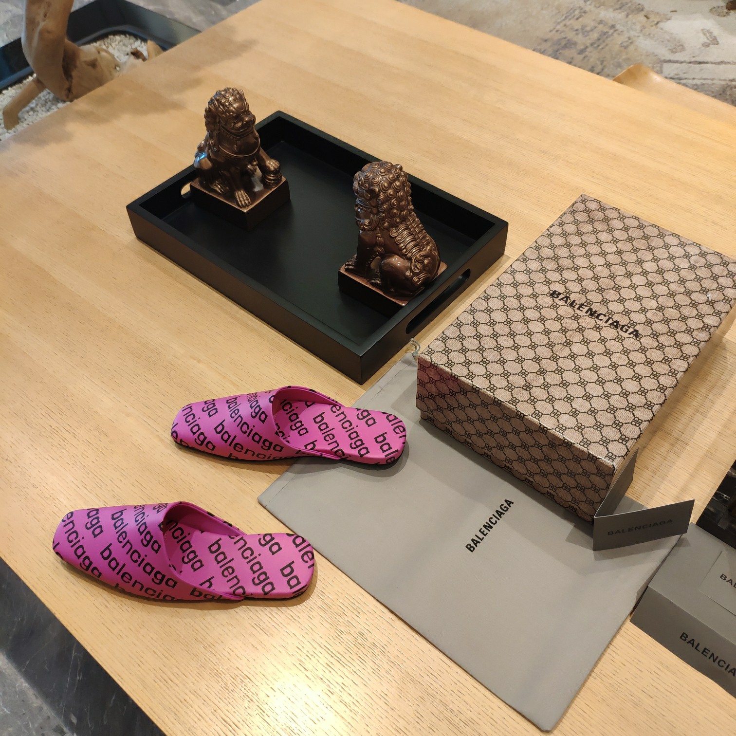 Rückenfreie Loafer aus Leder mit Balenciaga-Logo - EUR FASHION