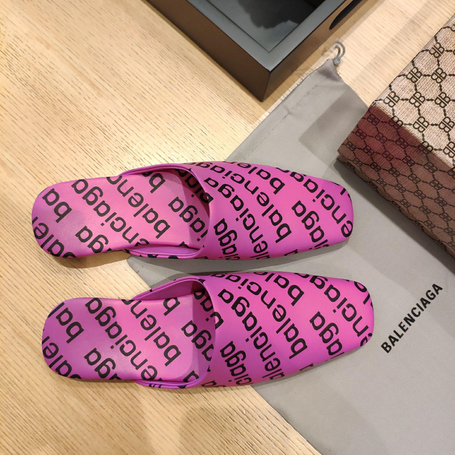 Rückenfreie Loafer aus Leder mit Balenciaga-Logo - EUR FASHION