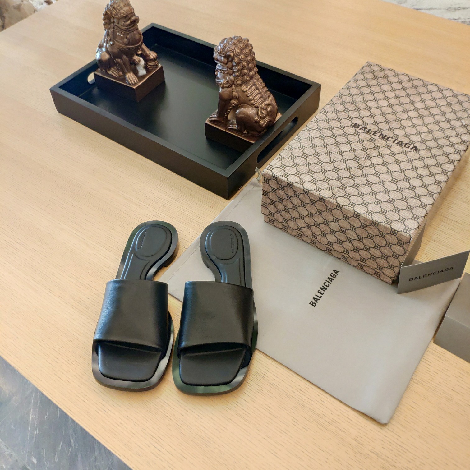 Balenciaga-Logo-Slide-Sandale aus Leder - EUR FASHION