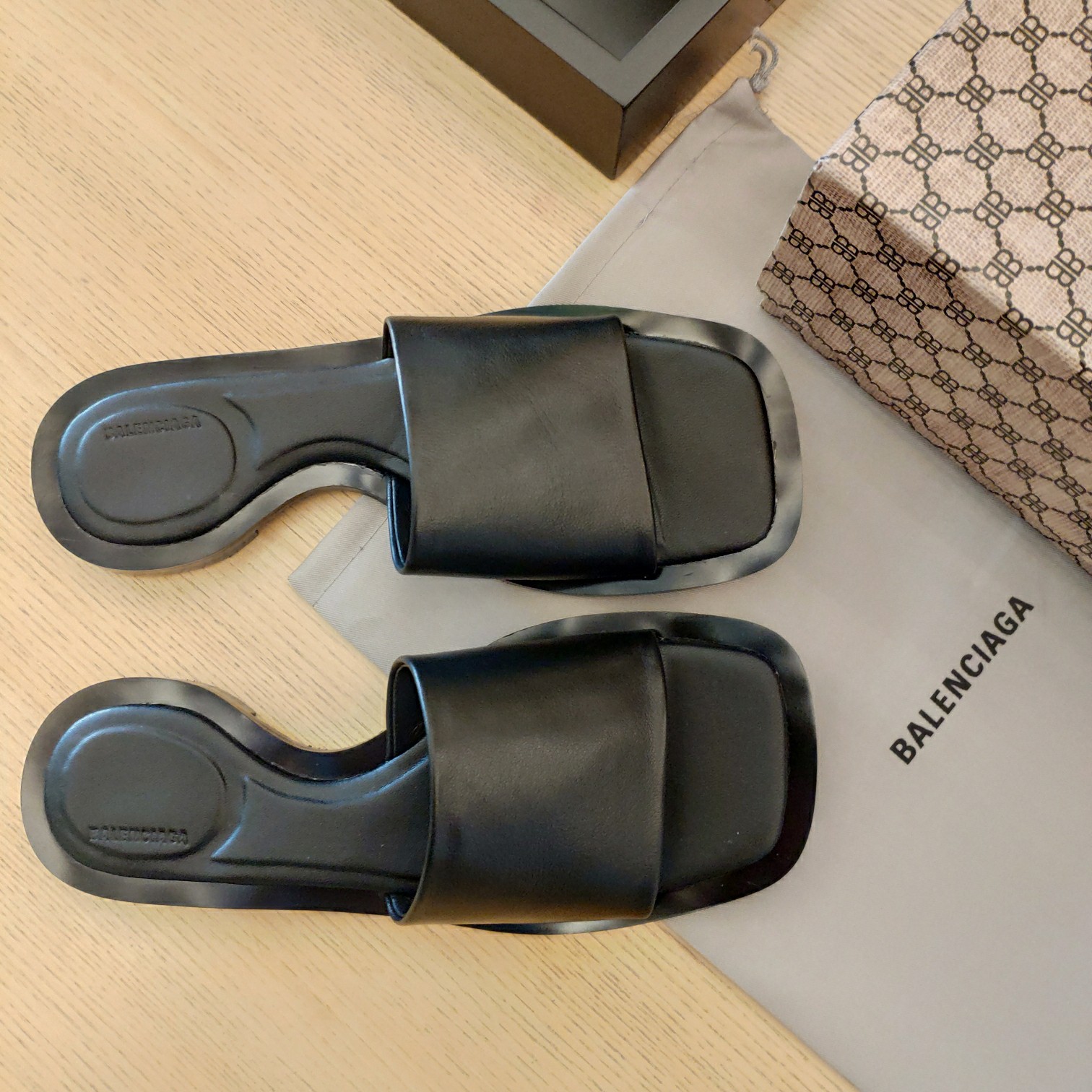 Balenciaga-Logo-Slide-Sandale aus Leder - EUR FASHION