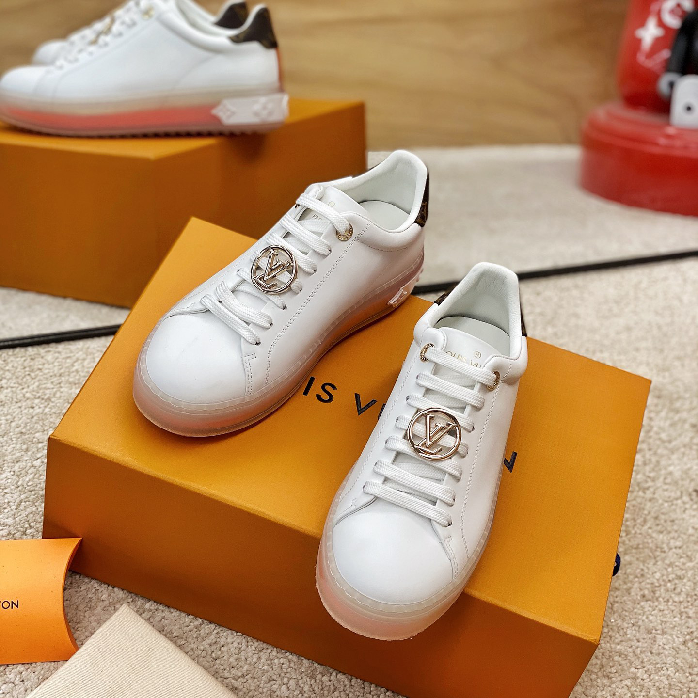 Sneaker mit transparenter Sohle und Louis Vuitton-Logo - EUR FASHION