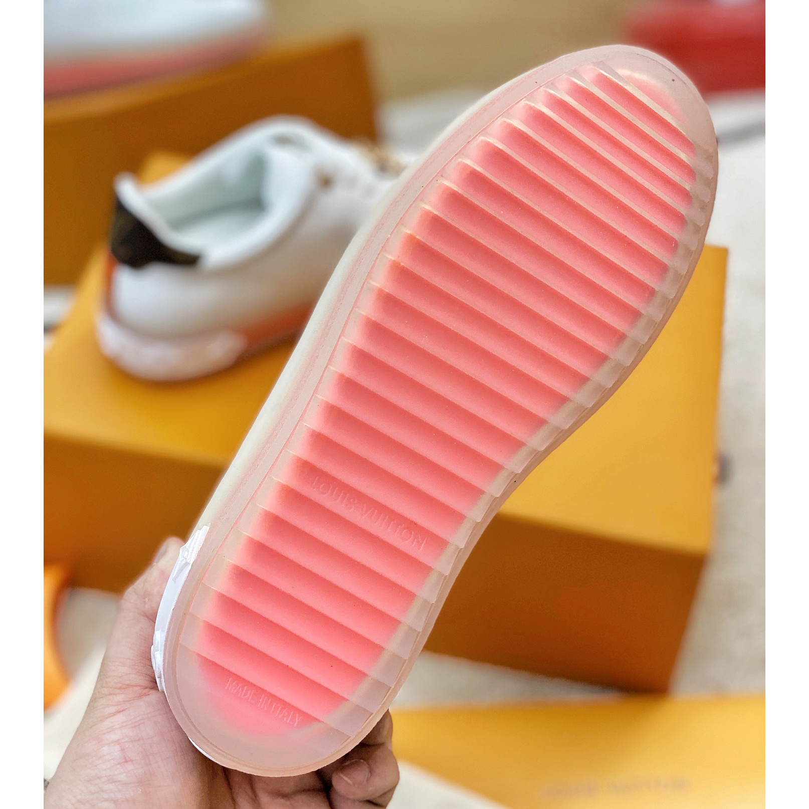 Sneaker mit transparenter Sohle und Louis Vuitton-Logo - EUR FASHION