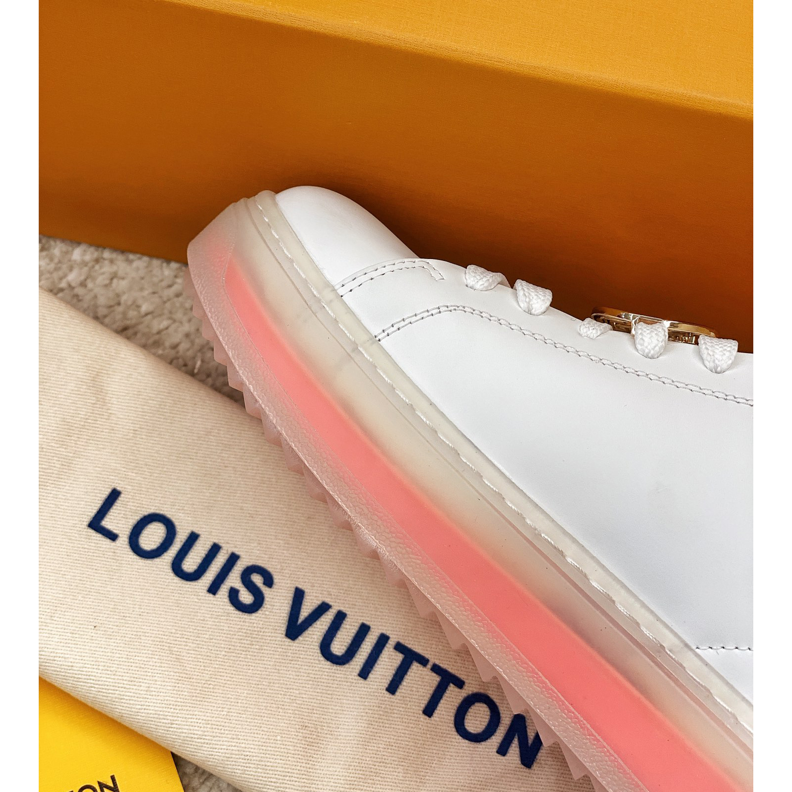 Sneaker mit transparenter Sohle und Louis Vuitton-Logo - EUR FASHION