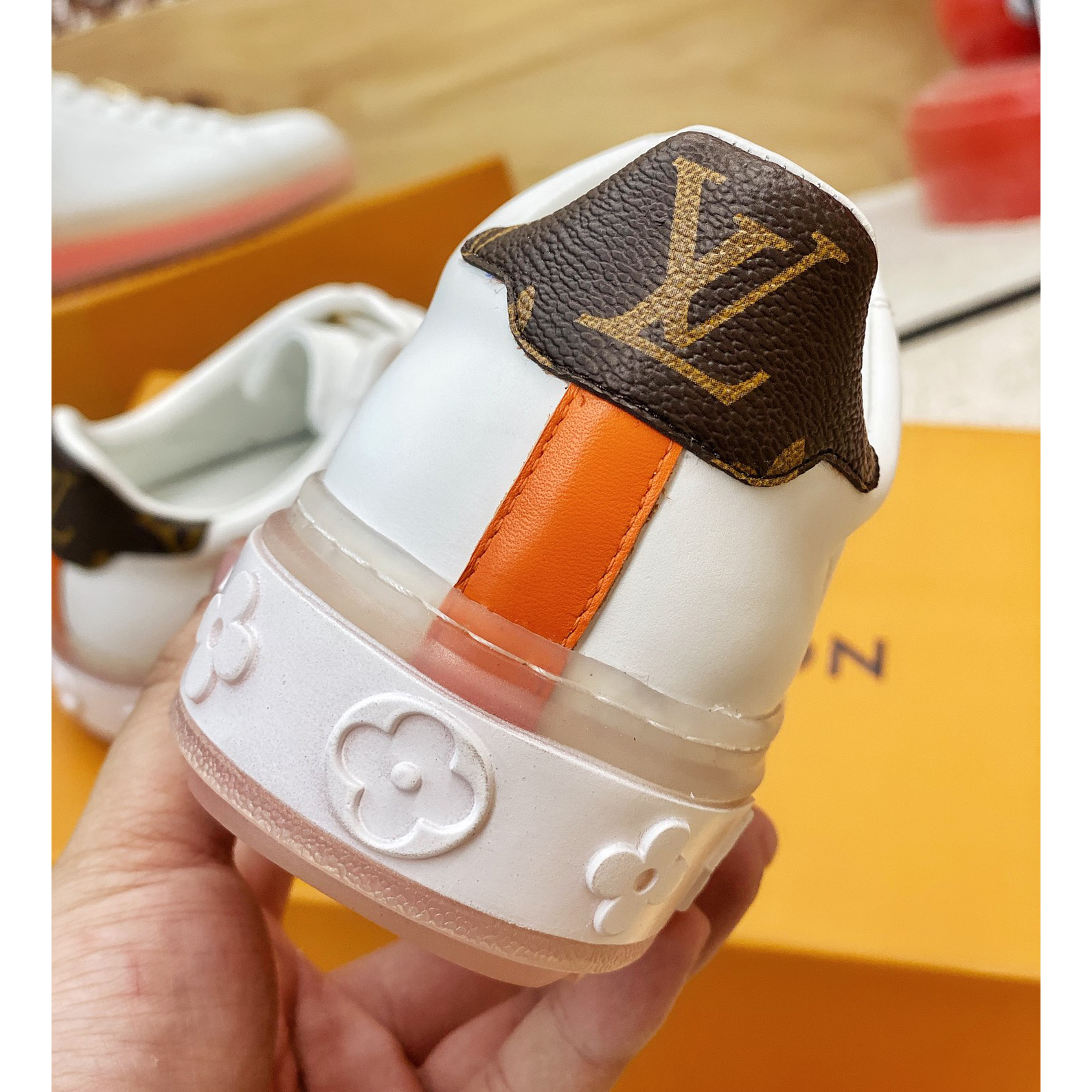 Sneaker mit transparenter Sohle und Louis Vuitton-Logo - EUR FASHION
