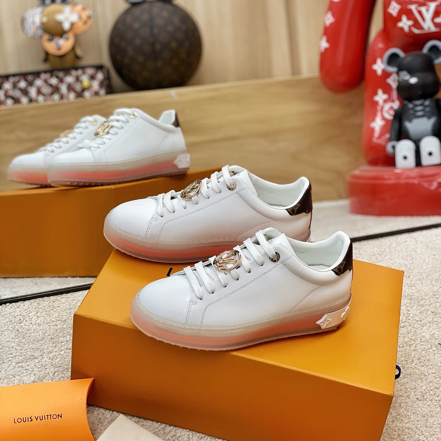 Sneaker mit transparenter Sohle und Louis Vuitton-Logo - EUR FASHION