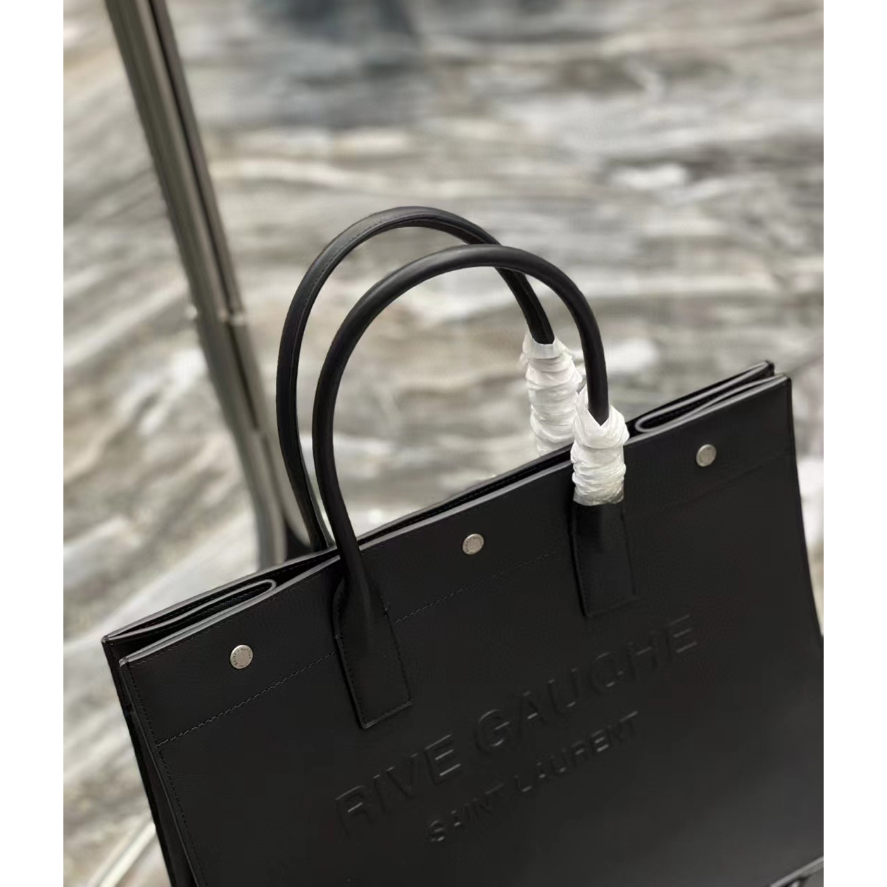 Saint Laurent Rive Gauche Kleine Tragetasche aus Glattleder (39–31–18 cm) - EUR FASHION