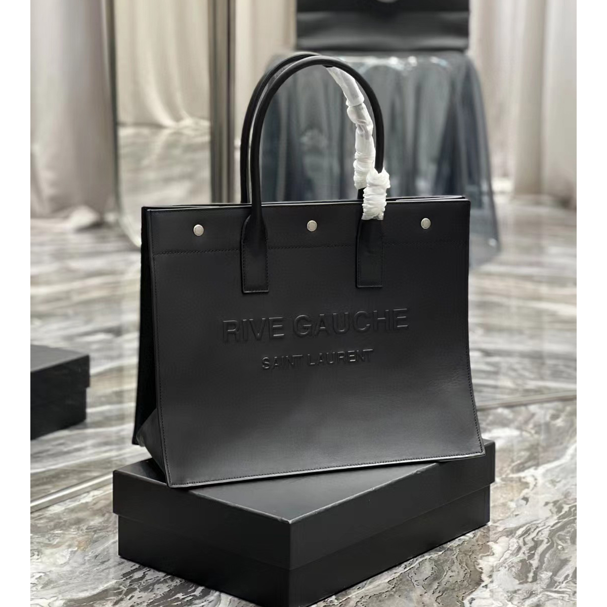Saint Laurent Rive Gauche Kleine Tragetasche aus Glattleder (39–31–18 cm) - EUR FASHION