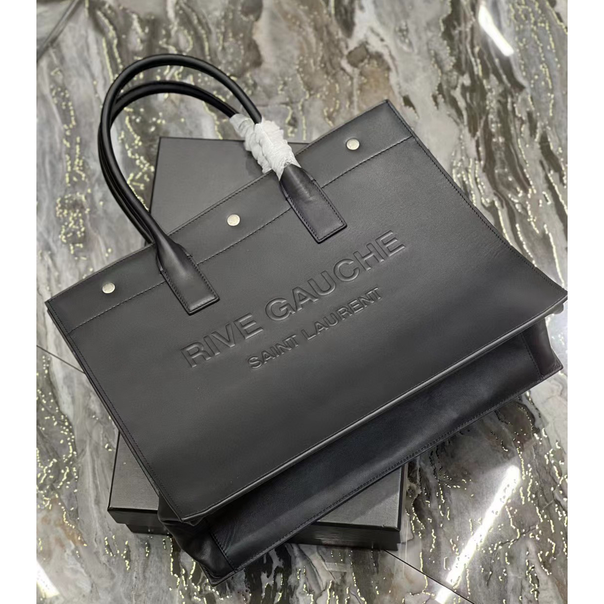 Saint Laurent Rive Gauche Kleine Tragetasche aus Glattleder (39–31–18 cm) - EUR FASHION