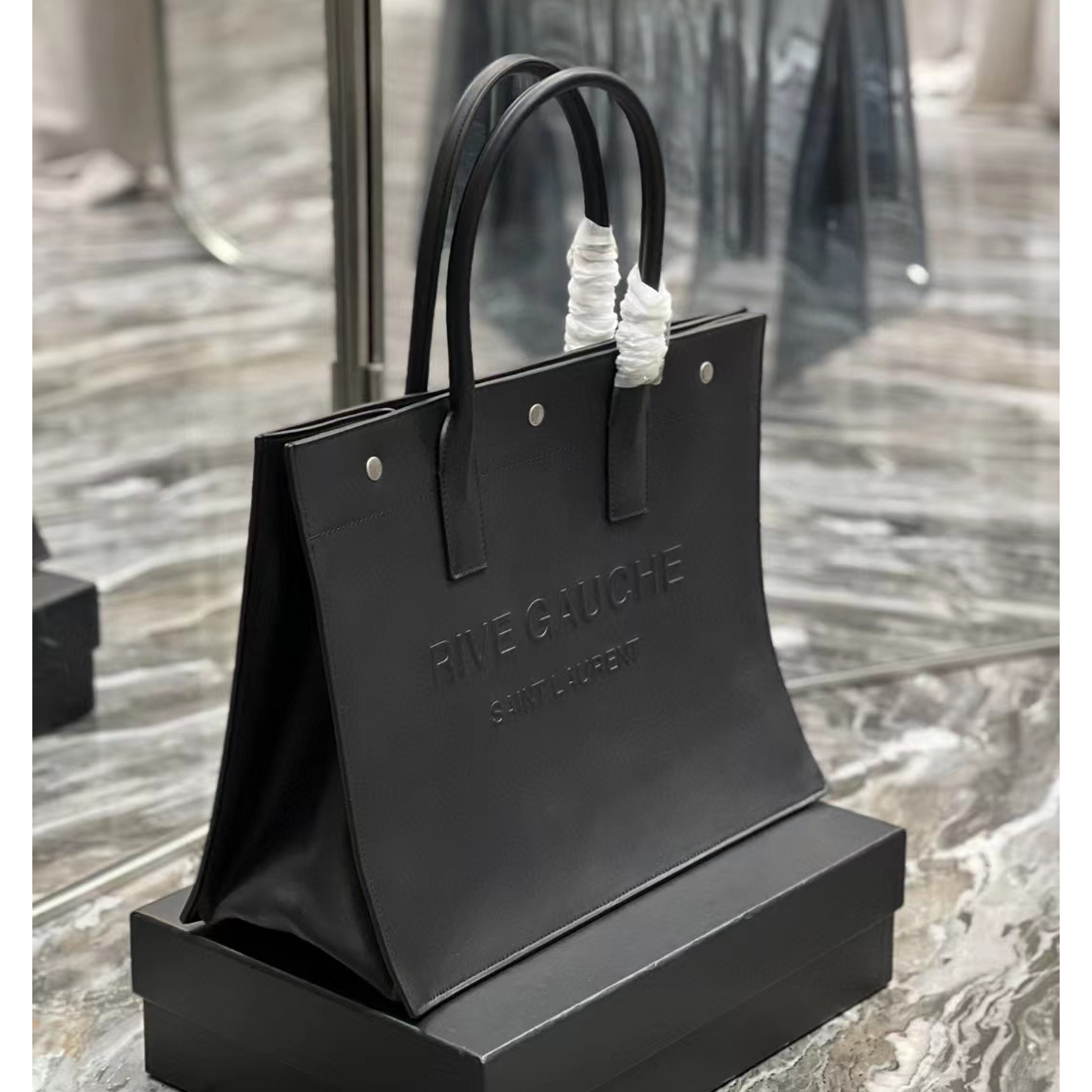 Saint Laurent Rive Gauche Kleine Tragetasche aus Glattleder (39–31–18 cm) - EUR FASHION