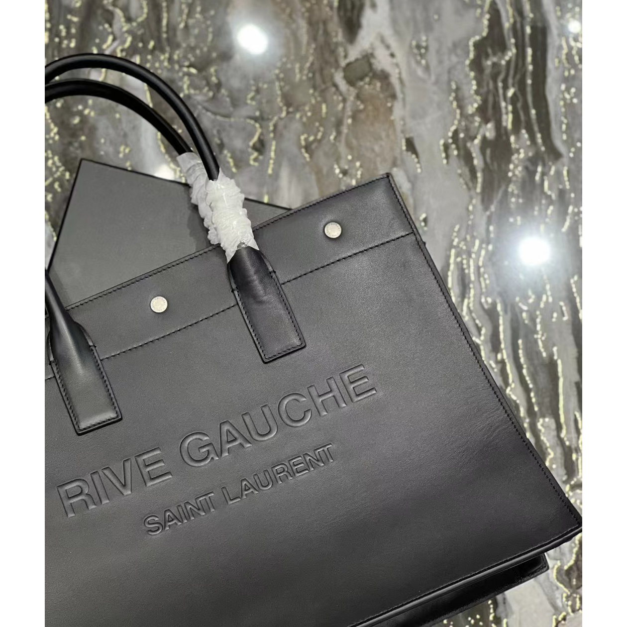 Saint Laurent Rive Gauche Kleine Tragetasche aus Glattleder (39–31–18 cm) - EUR FASHION