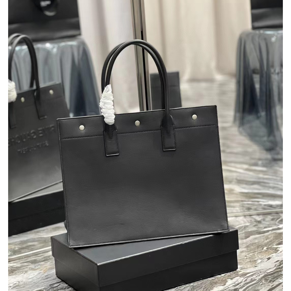 Saint Laurent Rive Gauche Kleine Tragetasche aus Glattleder (39–31–18 cm) - EUR FASHION