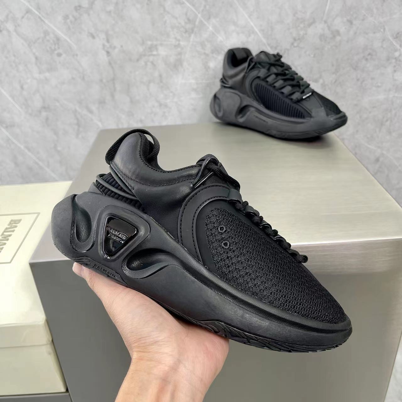 Zweifarbige B-Runner-Sneaker aus Gummileder und Mesh von Balmain - EUR FASHION