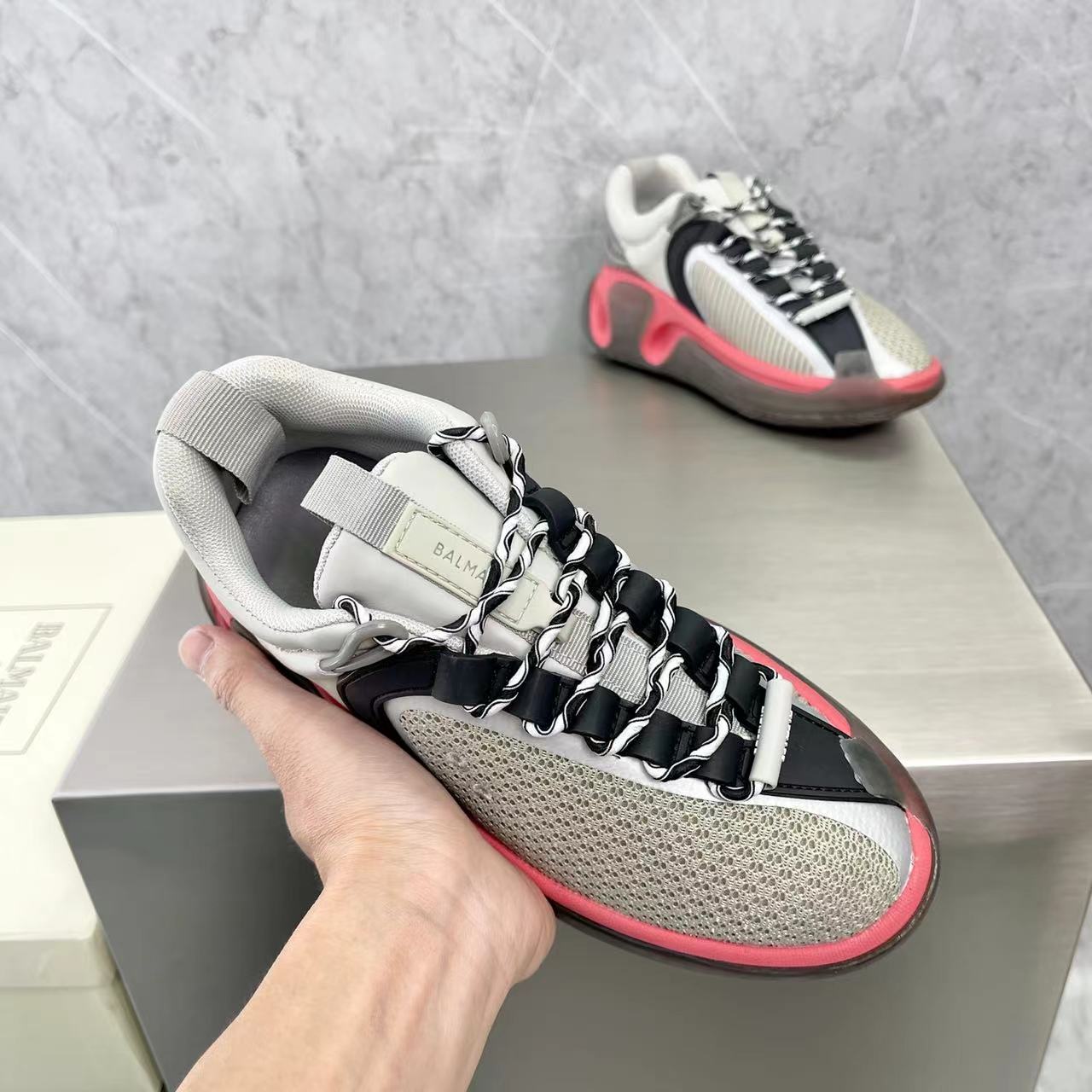 Zweifarbige B-Runner-Sneaker aus Gummileder und Mesh von Balmain - EUR FASHION